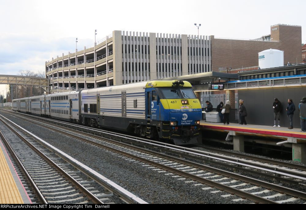 LI 407 on an EB Oyster Bay train